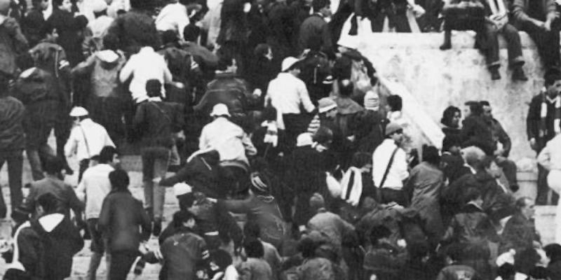 La folla in fuga dallo Stadio Olimpico il 28 ottobre 1979 (Archivio)