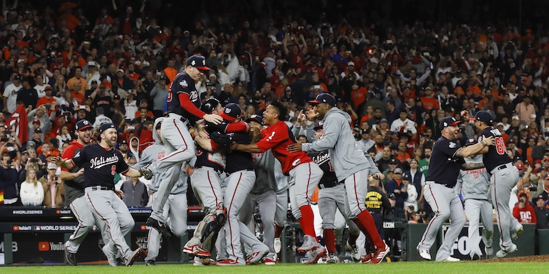 I Washington Nationals festeggiano in campo la vittoria delle loro prime World Series (AP Photo/David J. Phillip)