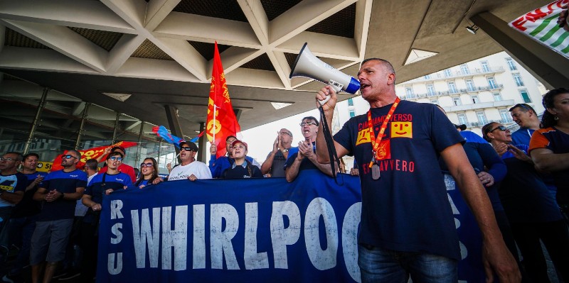 Un corteo di lavoratori Whirlpool a Napoli, 11 ottobre 2019 (ANSA/CESARE ABBATE)