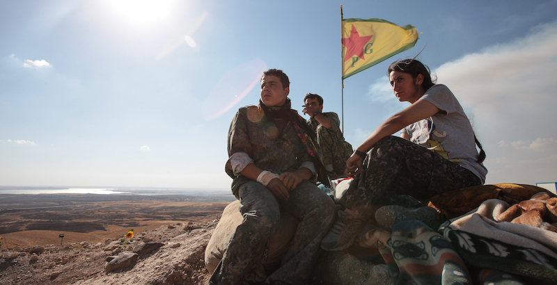 Tre combattenti delle Unità di Protezione Popolare vicino a Kobane, 20 giugno 2015 (Ahmet Sik/Getty Images)