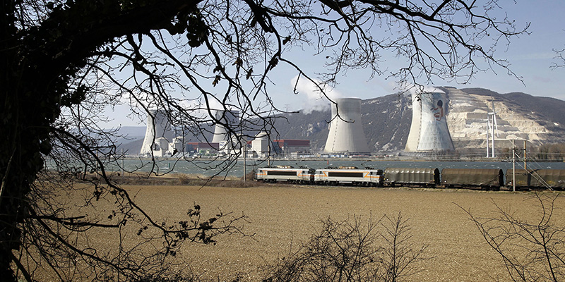 La centrale nucleare di Cruas, Francia, in una foto del marzo 2012 (AP Photo/Laurent Cipriani)