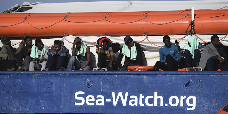 Migranti a bordo della nave Sea Watch 3, al largo si Siracusa, il 27 gennaio 2019 (AP Photo/Salvatore Cavalli)