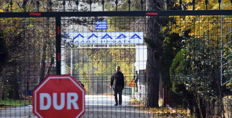 L'uomo fotografato lunedì al confine tra Turchia e Grecia (DHA via AP)