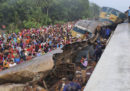 Almeno 15 persone sono morte nello scontro tra due treni in Bangladesh