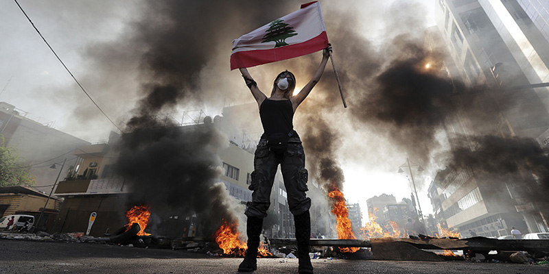 Una manifestante a Jal el-Dib, nord di Beirut, 13 novembre 2019 (AP Photo/Hassan Ammar)
