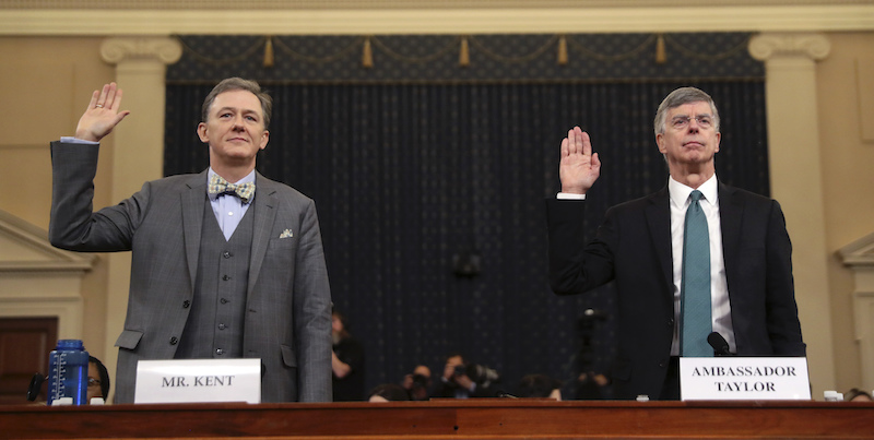 George Kent e William Taylor, prima di testimoniare (AP Photo/Andrew Harnik)