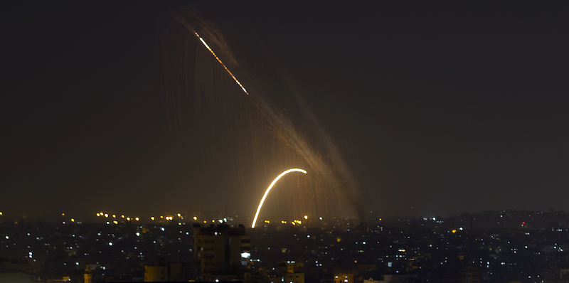 Un razzo lanciato verso Israele dalla Striscia di Gaza, 13 novembre 2019 (AP Photo/Khalil Hamra)