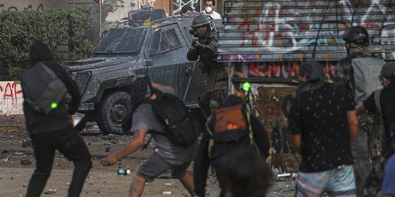 Scontri con la polizia a Santiago, Cile, 14 novembre 2019 (AP Photo/Esteban Felix)