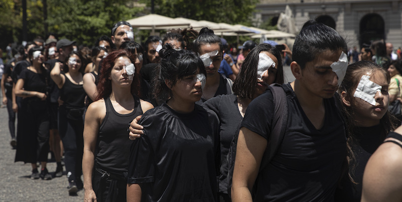 Manifestanti con le bende agli occhi davanti alla Corte Suprema cilena a Santiago. (AP Photo/Esteban Felix)