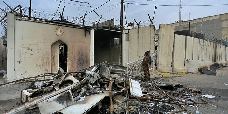 Il consolato dell'Iran a Najaf, Iraq, dopo l'incendio 28 novembre 2019 (AP Photo/Anmar Khalil)
