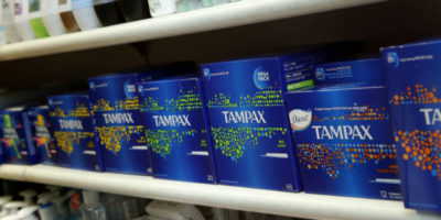 Il governo abbasserà le tasse sugli assorbenti (ma solo su quelli biodegradabili)