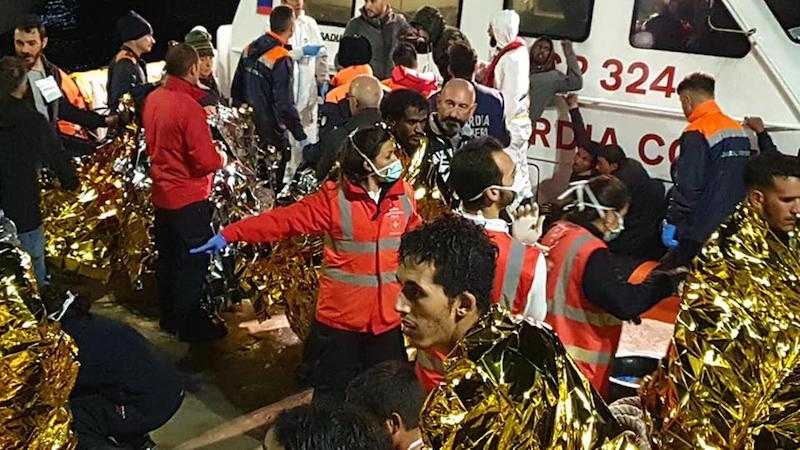 (Migranti soccorsi dai volontari del CISOM, Corpo Italiano di Soccorso dell'Ordine di Malta, dopo il naufragio di un'imbarcazione avanti a Lampedusa, in una foto publbicata sul profilo Facebook dell'organizzazione)