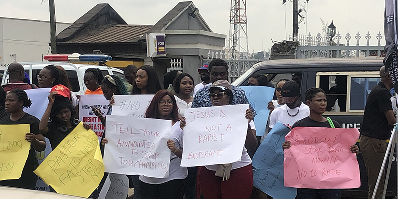 Un momento delle proteste contro gli abusi in Nigeria (Twitter @juiciestofjays)