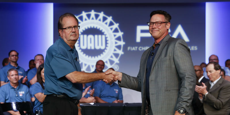 A sinistra, il presidente del sindacato UAW Gary Jones, a destra Mark Stewart, Chief Operating Officer di FCA, durante un incontro lo scorso luglio (AP Photo/Paul Sancya)