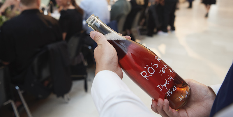 Un vino rosato danese servito durante una cena di gala alla settimana della moda di Copenhagen (Lars Ronbog/Getty Images for Copenhagen Fashion Week)
