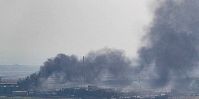 La colonna di fumo di un bombardamento a Ras al Ain, 18 ottobre 2019 (Burak Kara/Getty Images)