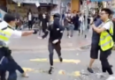 A Hong Kong un poliziotto ha sparato a un manifestante disarmato