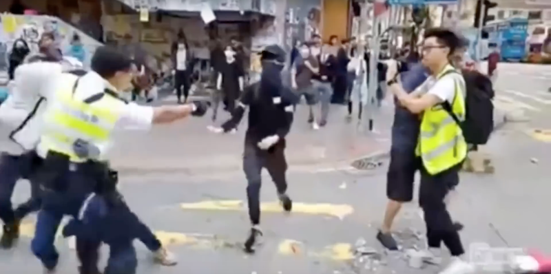 A Hong Kong un poliziotto ha sparato a un manifestante disarmato