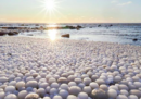 La spiaggia finlandese coperta di sfere di ghiaccio
