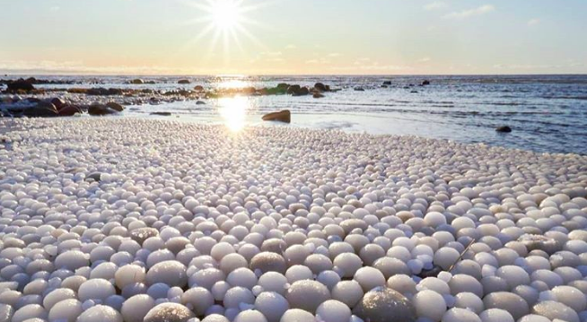 La spiaggia finlandese coperta di sfere di ghiaccio