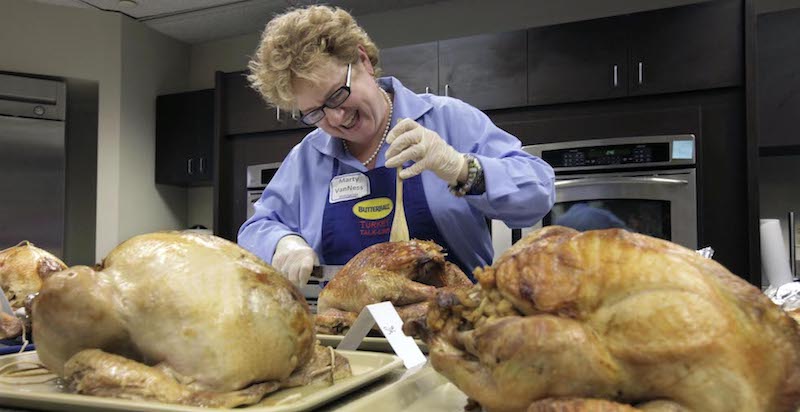 Marty Van Ness, esperta della Butterball Turkey talk-line, mostra come preparare un tacchino alla Butterball University a Naperville, Illinois, 21 novembre 2009 
(AP Photo/M. Spencer Green)