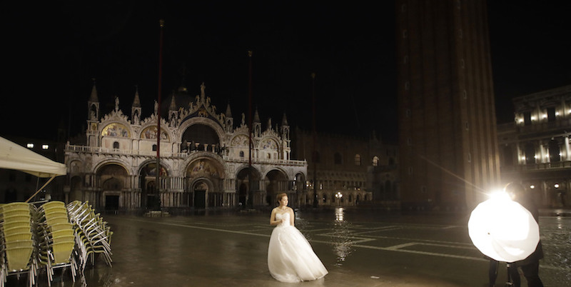 Una sposa si fa fotografare in piazza San Marco
(AP Photo/Luca Bruno)