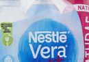 È stato richiamato un lotto di acqua minerale Nestlé Vera per un sospetto di contaminazione batterica