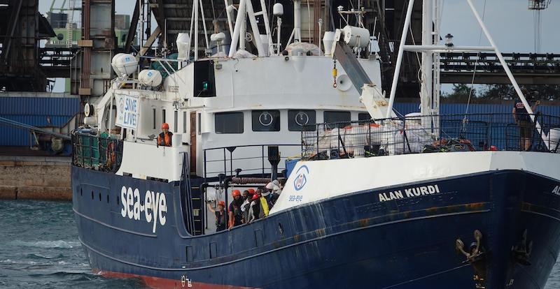 La nave Alan Kurdi al porto di Taranto (ANSA/RENATO INGENITO)