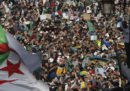 Decine di migliaia di persone hanno manifestato ad Algeri, in Algeria, per chiedere una 