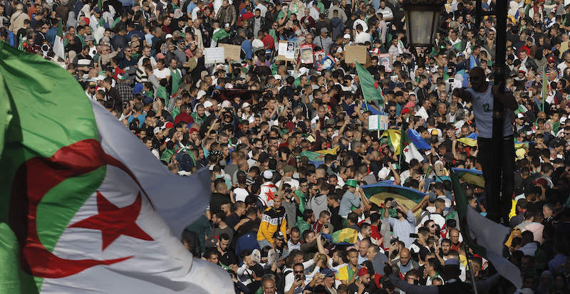 Manifestazione antigovernativa ad Algeri l'1 novembre 2019 (AP Photo/Toufik Doudou)