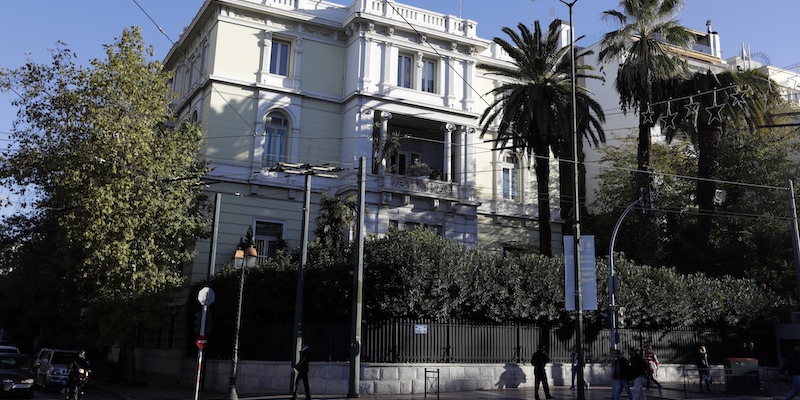 L'ambasciata francese ad Atene (AP Photo/Thanassis Stavrakis)