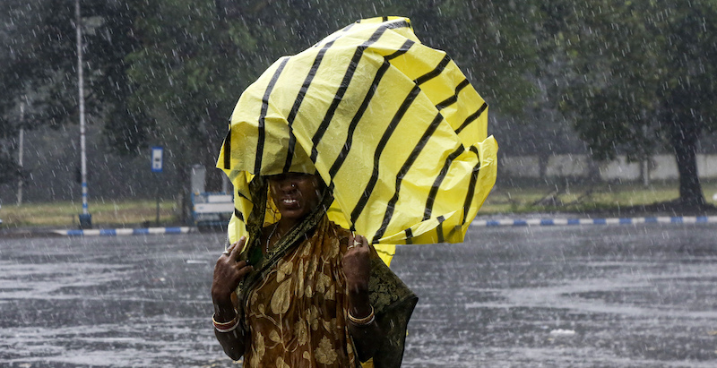 Il Bangladesh ha ordinato l’evacuazione di circa 100mila persone per l’arrivo del ciclone Bulbul