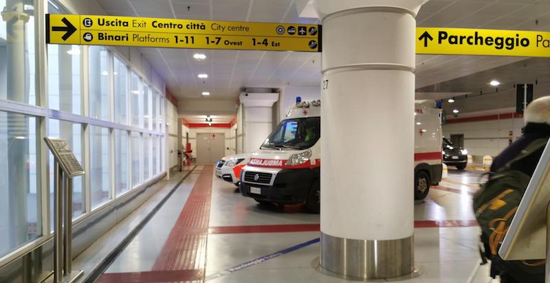 Ambulanze nella stazione di Bologna, 7 novembre 2019
(ANSA/ STEFANIA PASSARELLA)
