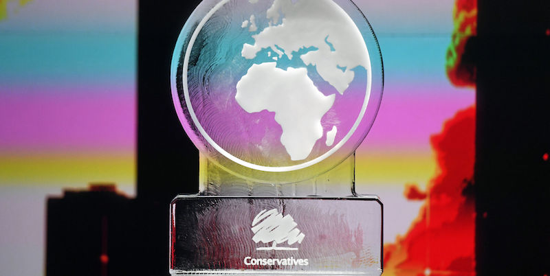 Nel dibattito elettorale di ieri al posto di Boris Johnson c’era una scultura di ghiaccio