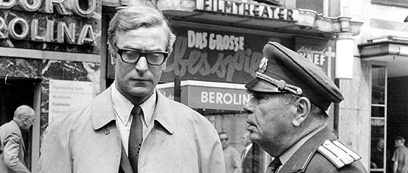 Una scena di "Funerale a Berlino" (1966) con Michael Caine e Oscar Homolka.