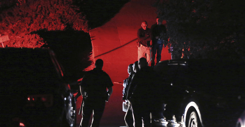 La polizia alla casa affittata di Airbnb a Orinda, California, dopo la sparatoria (Ray Chavez/Bay Area News Group)