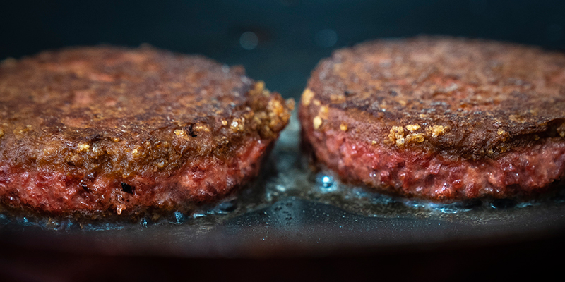 Due hamburger di origine vegetale di Beyond Meat (Illustration by Drew Angerer/Getty Images)
