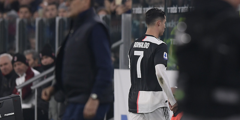 Cristiano Ronaldo lascia il campo dopo la sostituzione contro il Milan (LaPresse/Fabio Ferrari)