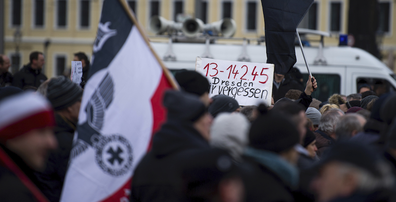 Una manifestazione neonazista a Dresda (Monika Skolimowska/dpa via AP)