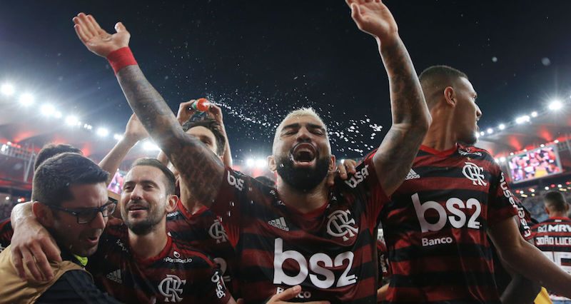 Gabriel Barbosa, giocatore del Flamengo, noto anche con il soprannome di Gabigol, festeggia la qualificazione alla finale di Copa Libertadores (Buda Mendes/Getty Images)