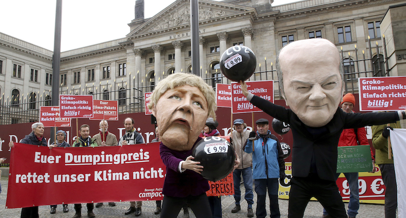Una manifestazione a favore dell'ambiente davanti al Bundesrat, Berlino, 8 novembre 2019
(Wolfgang Kumm/picture-alliance/dpa/AP Images