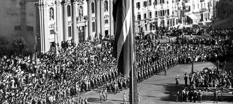 Piazza della Vittoria a Gorizia durante la cerimonia di commiato delle autorità alleate, 1947 (Publifoto/Lapresse)