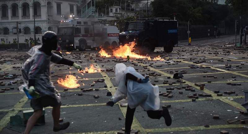 Gli scontri al Politecnico di Hong Kong, 17 novembre
(Ye Aung Thu/AFP/LaPresse)