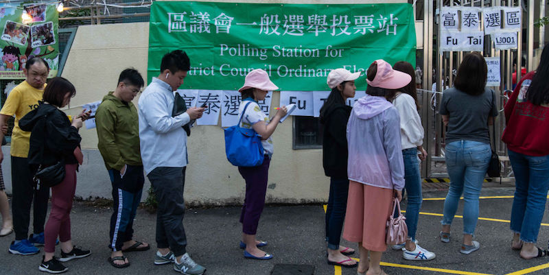 La coda davanti a un seggio elettorale di Hong Kong, domenica 24 novembre (Billy H.C. Kwok/Getty Images)