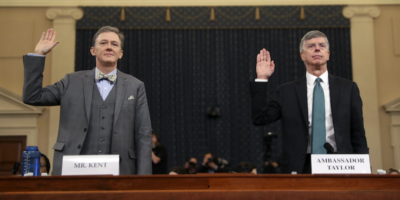 Il funzionario George Kent e l'ambasciatore americano in Ucraina William Taylor giurano prima della loro testimonianza alle prime audizioni pubbliche della Camera dei Rappresentanti per l'impeachment contro il presidente Donald Trump, il 13 novembre 2019 (AP Photo/Andrew Harnik)