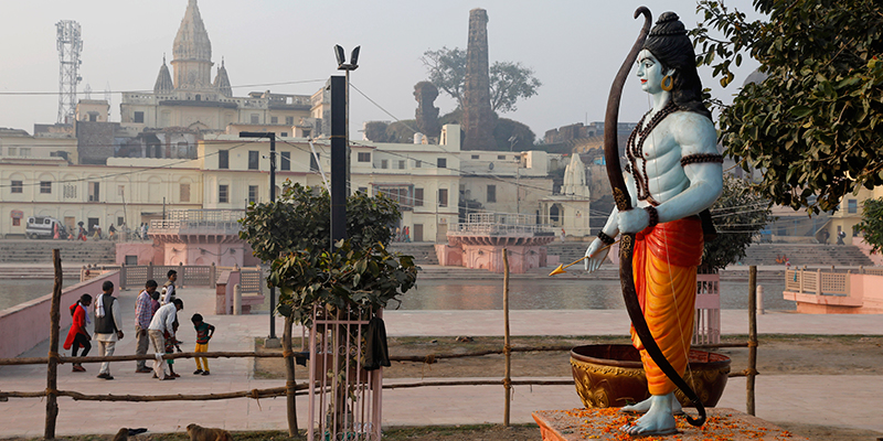 Una statua di Rama davanti al fiume Sarayu, ad Ayodhya, in India , il 9 novembre
(AP Photo/Rajesh Kumar Singh)