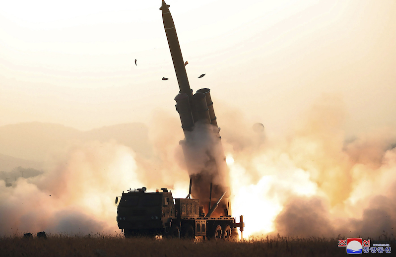 Lanciatore di razzi multiplo (Korean Central News Agency/Korea News Service via AP)