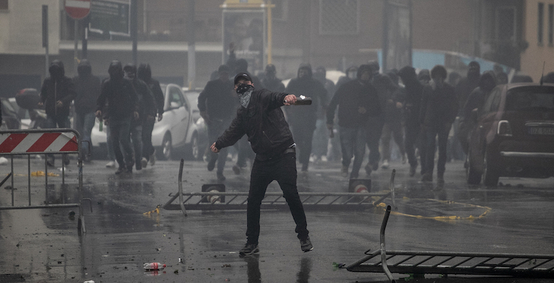 Un momento degli scontri tra ultras della Lazio e polizia dello scorso 15 maggio a Roma (Carlo Lannutti/LaPresse)