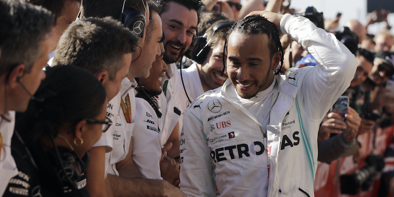 Lewis Hamilton nel paddock dopo la vittoria del suo sesto titolo mondiale (AP Photo/Darron Cummings)