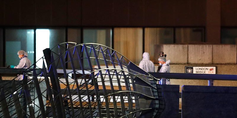 Agenti della polizia scientifica effettuano rilievi sul London Bridge, dopo l'attacco di venerdì 29 novembre, Londra, Regno Unito (AP Photo/Frank Augstein)